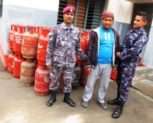 ग्यास सहित मानिस पक्राउ (2)