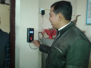 “विधुतीय हाजिरी गर्दै कार्यकारी अधिकरी राम चरित्र मेहता”