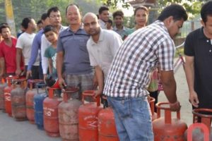 विराटनगरमा ग्यास लिन राती २ देखी लाईनमा , ग्यास पाए संगै सर्वसाधरण हर्षित