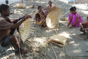 छठ पर्व नजिकिएसँगै बाँसको चोयाका समान बनाउने चटारो